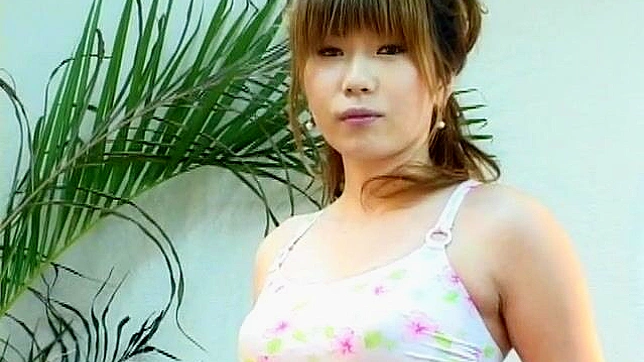 搞笑可爱的日本天使展示她的美胸