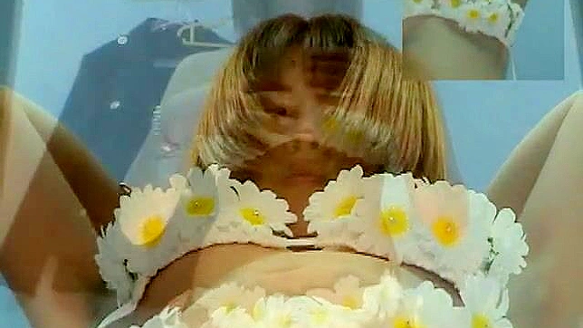 业余亚洲女孩完美胸部展示多毛的阴道