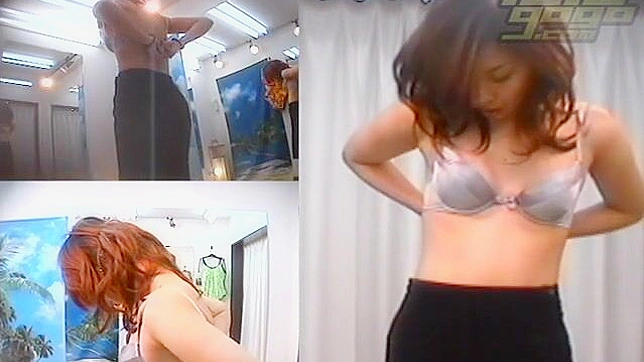 性感可爱的日本小奶妹展示她的私处