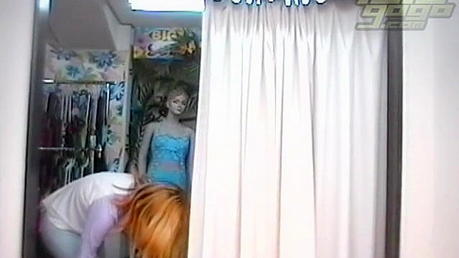 可爱的日本少女秀出小胸和美臀