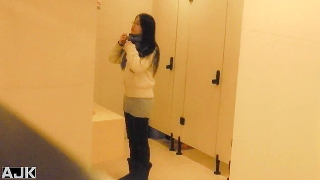 光荣可爱的日本娃娃在卫生间里吸着