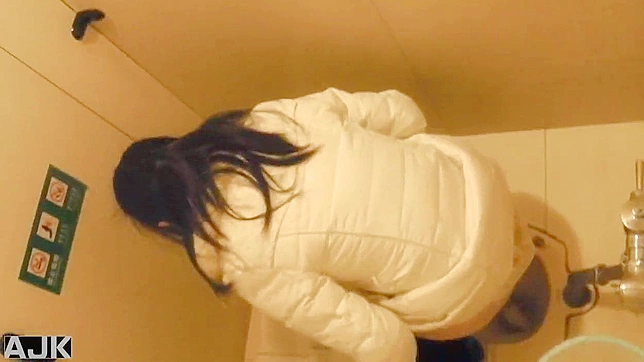 光荣可爱的日本娃娃在卫生间里吸着