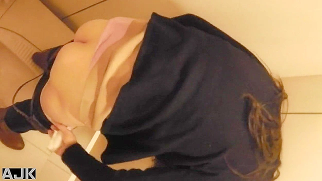 光荣可爱的日本娃娃在卫生间里吸着