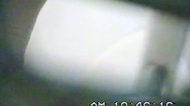 抽烟热辣的直日本娃娃正在厕所里干着