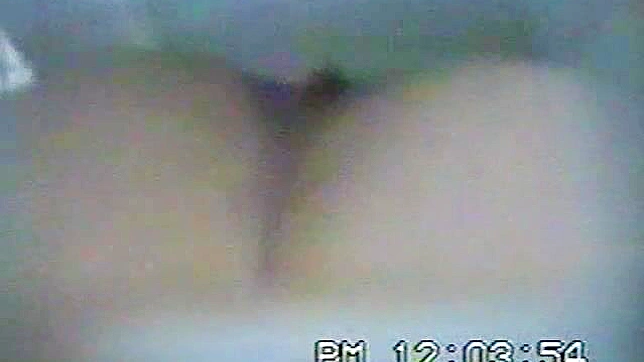 害羞又好奇的亚洲女孩在厕所里探索