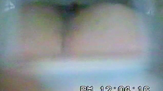 害羞又好奇的亚洲女孩在厕所里探索