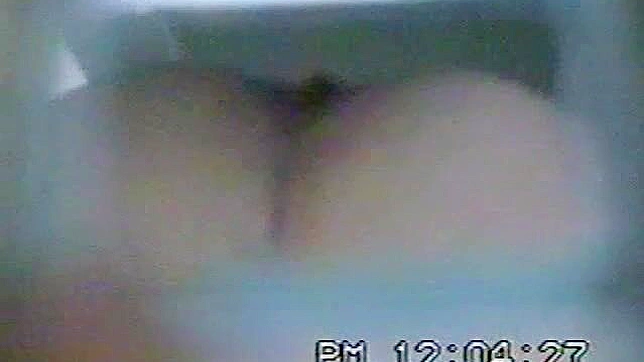 害羞又好奇的亚洲女孩在厕所里探索