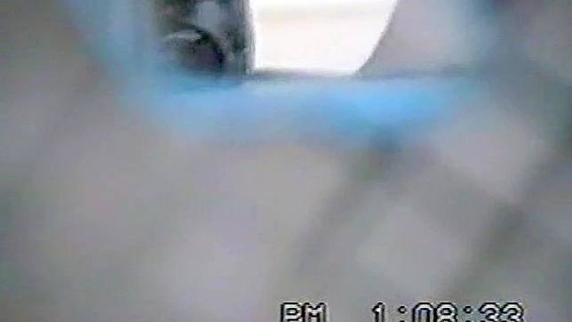 可爱的亚洲女孩在厕所里大胆的行为让人难以抗拒。