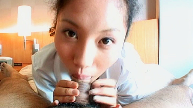 帅气的卷发日本男正热情口交服务