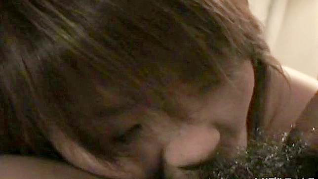 这位日本业余爱好者正在吸他的大屌