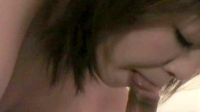 这位日本业余爱好者正在吸他的大屌