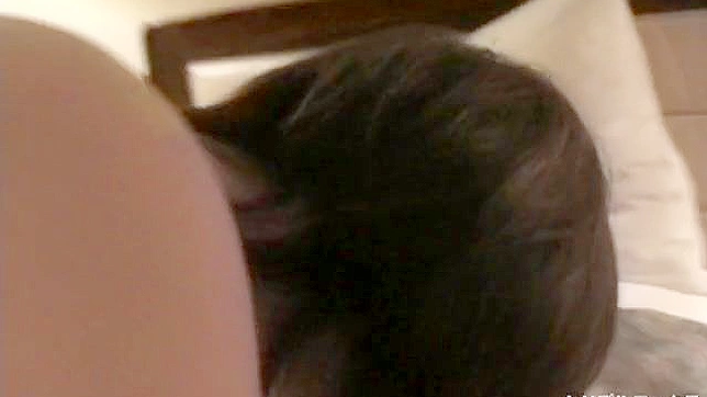 可爱少女室内深情吸吮他的大阳具