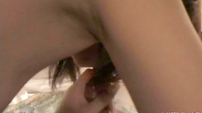 可爱少女室内深情吸吮他的大阳具