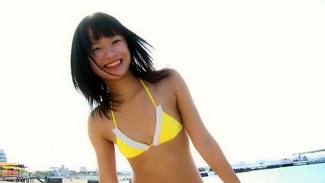 饥渴迷人的比基尼美女户外行走引人注目