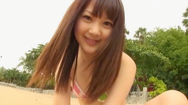 红发美人与穿比基尼的狐狸般亚洲美女户外摆姿