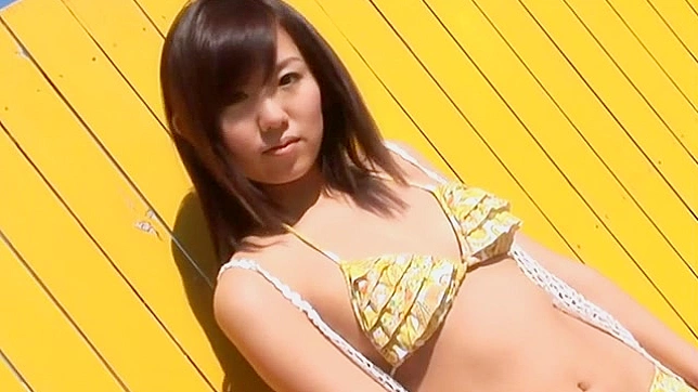 娇小大胆的日本美女展示她的圆润屁股