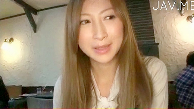 饥渴可爱的亚洲少女正在自慰她的阴道