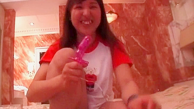 恶心直爽的亚洲少女正在发生生殖器互动。