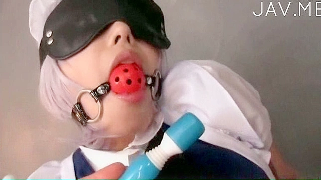 被捆绑的少女嘴里塞着东西在室内自慰