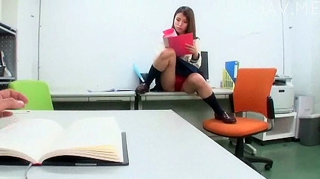 大胆火辣的红内裤少女展示她的屁眼