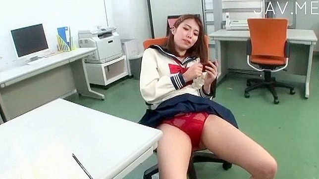 迷人火辣的日本女校生意淫乱心思不断