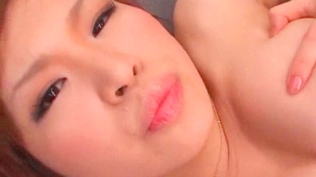 长相姣好且火辣的亚洲美女正在吸吮大棒子