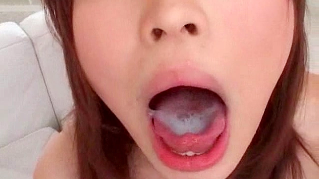 性趣盎然的柔韧辣妹正在品尝新鲜精液