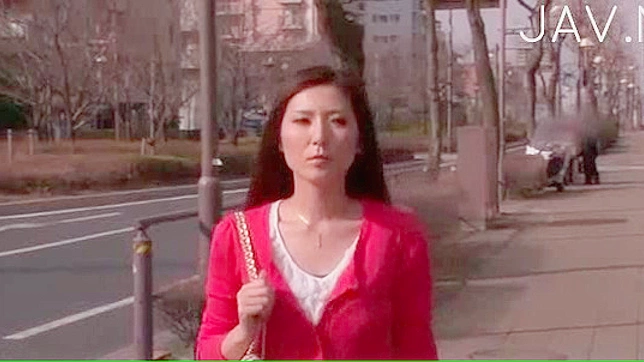 迷人的妻子下班后在室内深入缠绵