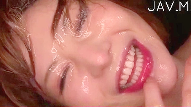 丰满日本美女室内激情口交喷射