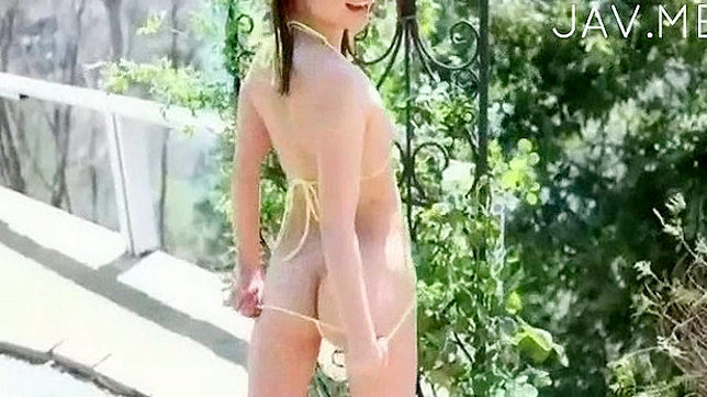 迷人的比基尼少女独自玩弄着她的阴部
