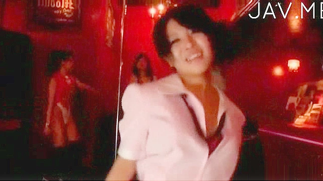 两位可爱女友展示性感脱衣舞表演