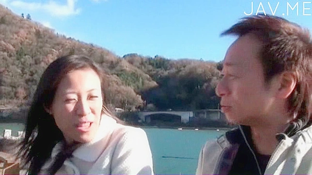 迷人的可爱亚洲女孩在户外幻想性爱的场景。