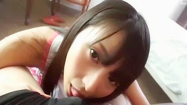 令人着迷的美女正在奉送极致口交体验