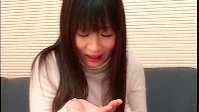 迷人的日本少女深情吸吮粗大阳具