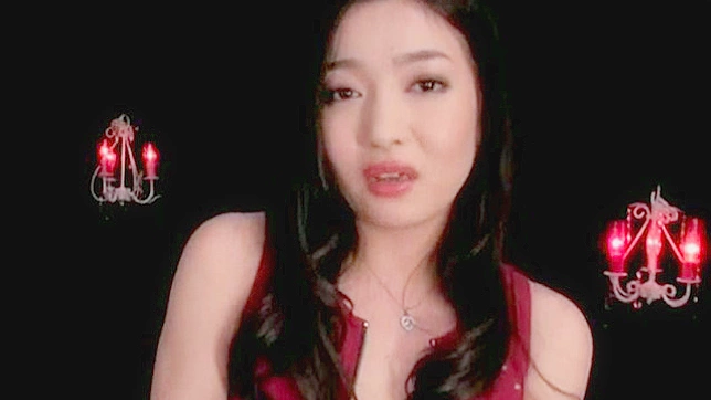 美丽可爱的少女正在自慰她的阴道。