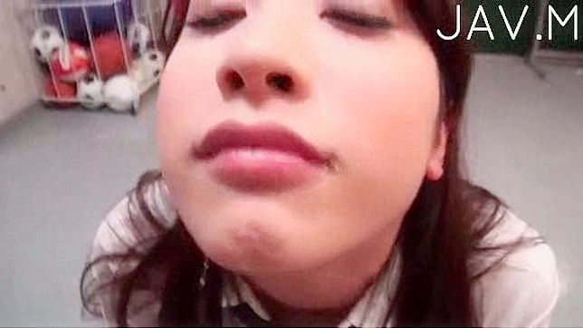 可爱贪心的少女正在吸吮巨大的肉棒