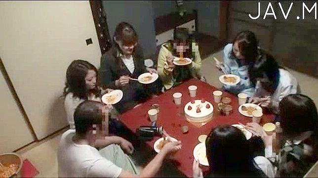 娇小优雅的口技高手正在吸吮他的阳具