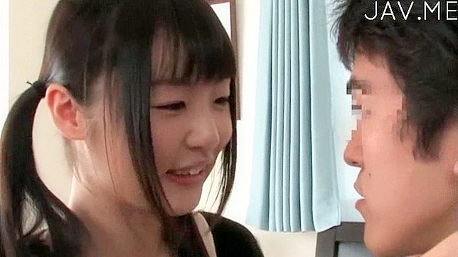 双马尾可爱女孩拥有性感胸部，正在亲吻男友