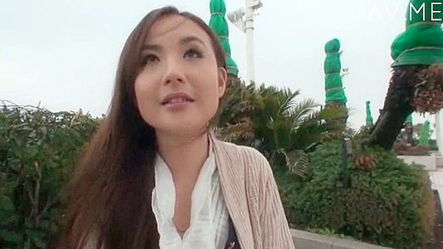 可爱迷人的日本女神正幻想做爱之事。