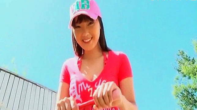 丰满大胆的亚洲模特户外展示诱人身材