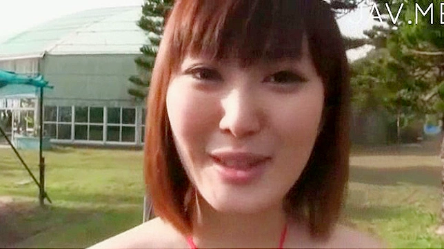 红发俏皮的日本美女正想着做爱的事儿。
