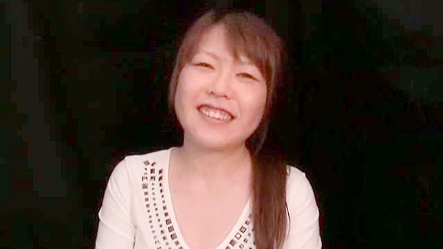 饥渴的性感日本女孩狂吸粗硬阳具