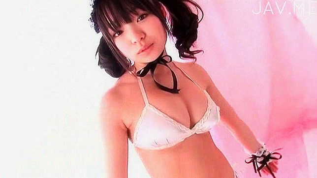 双马尾穿胸罩的美少女正展示她迷人的性感身材