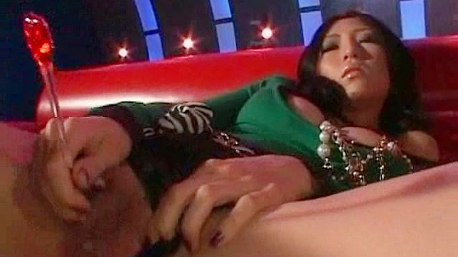 黑发迷人的独奏少女正在拨弄她的私处