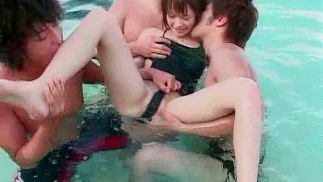 迷人的女子户外吸着巨大的阳具