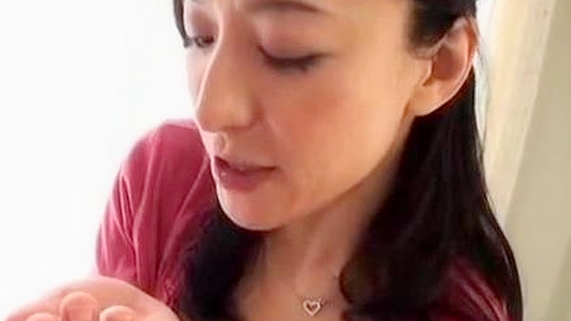 黑发迷人的日本女孩正在吞下大屌