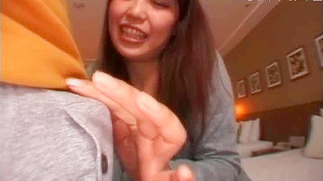 娴熟直白的日本少女正在玩弄阴茎