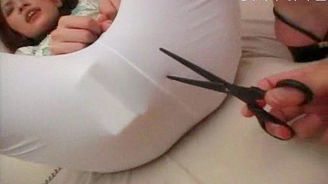 迷人日本少女展示她诱人的臀部