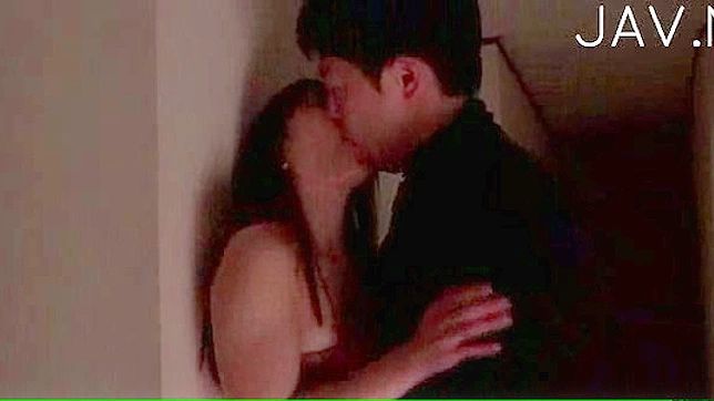 饥渴的亚洲女孩在楼梯上被疯狂操弄