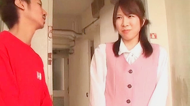 大胆性感的日本美女跪地深喉口交